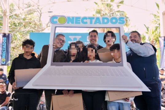 Entrega municipio de Querétaro más de mil computadoras en Santa Rosa Jáuregui