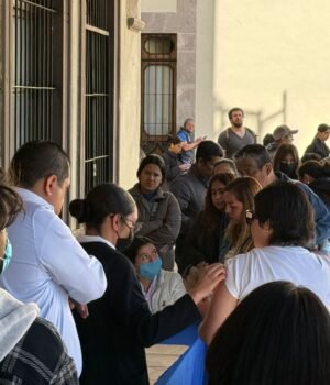 Filas de hasta una hora para dosis de vacuna contra sarampión