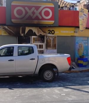 Resguardan elementos del ejército Oxxo incendiado