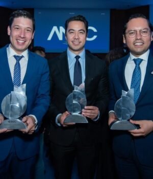 Compran alcaldes queretanos “premios” como los mejores del país