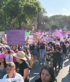 Lo vuelven a hacer, salen a la calle más de 8 mil mujeres