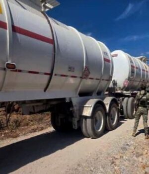 FGR asegura más de 100 mil litros de combustible, predios, tractocamiones y contenedores en Colón