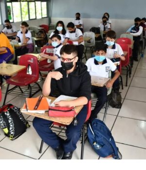 Recomienda SSPMQ revisar mochilas de estudiantes desde las casas