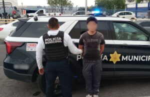 Conducía vehículo con doble placa trasera