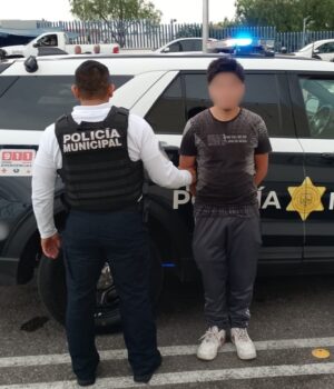 Conducía vehículo con doble placa trasera