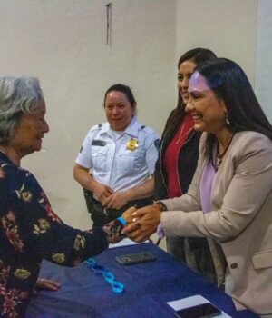 SSPMQ entrega 23 brazaletes a personas adultas mayores en Plan Vida