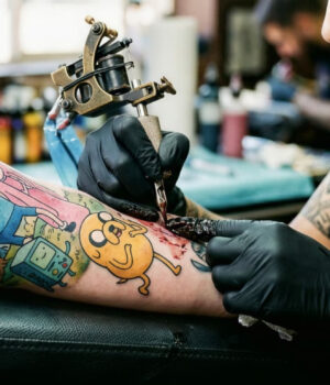 Promueve Derecho UAQ iniciativa para prohibir tatuajes en menores