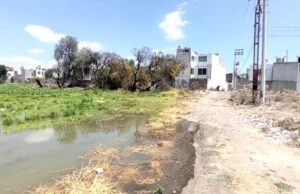 Denuncian afectaciones a la salud por malos olores en canal de aguas negras en la colonia La Joya