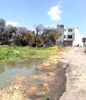 Denuncian afectaciones a la salud por malos olores en canal de aguas negras en la colonia La Joya