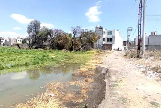 Denuncian afectaciones a la salud por malos olores en canal de aguas negras en la colonia La Joya