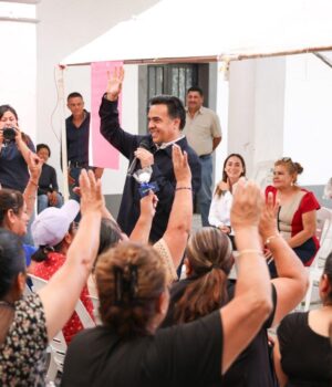 Celebra Luis Nava con mamás comerciantes de San Juan del Río
