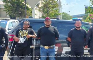 Dentro del Operativo A.R.M.A. se asegura camioneta presuntamente relacionada con hechos delictivos; tres personas fueron detenidas