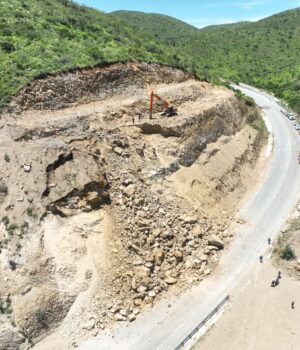 CEI supervisa retiro de derrumbe en la Carretera Estatal 100