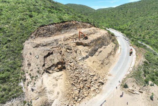 CEI supervisa retiro de derrumbe en la Carretera Estatal 100