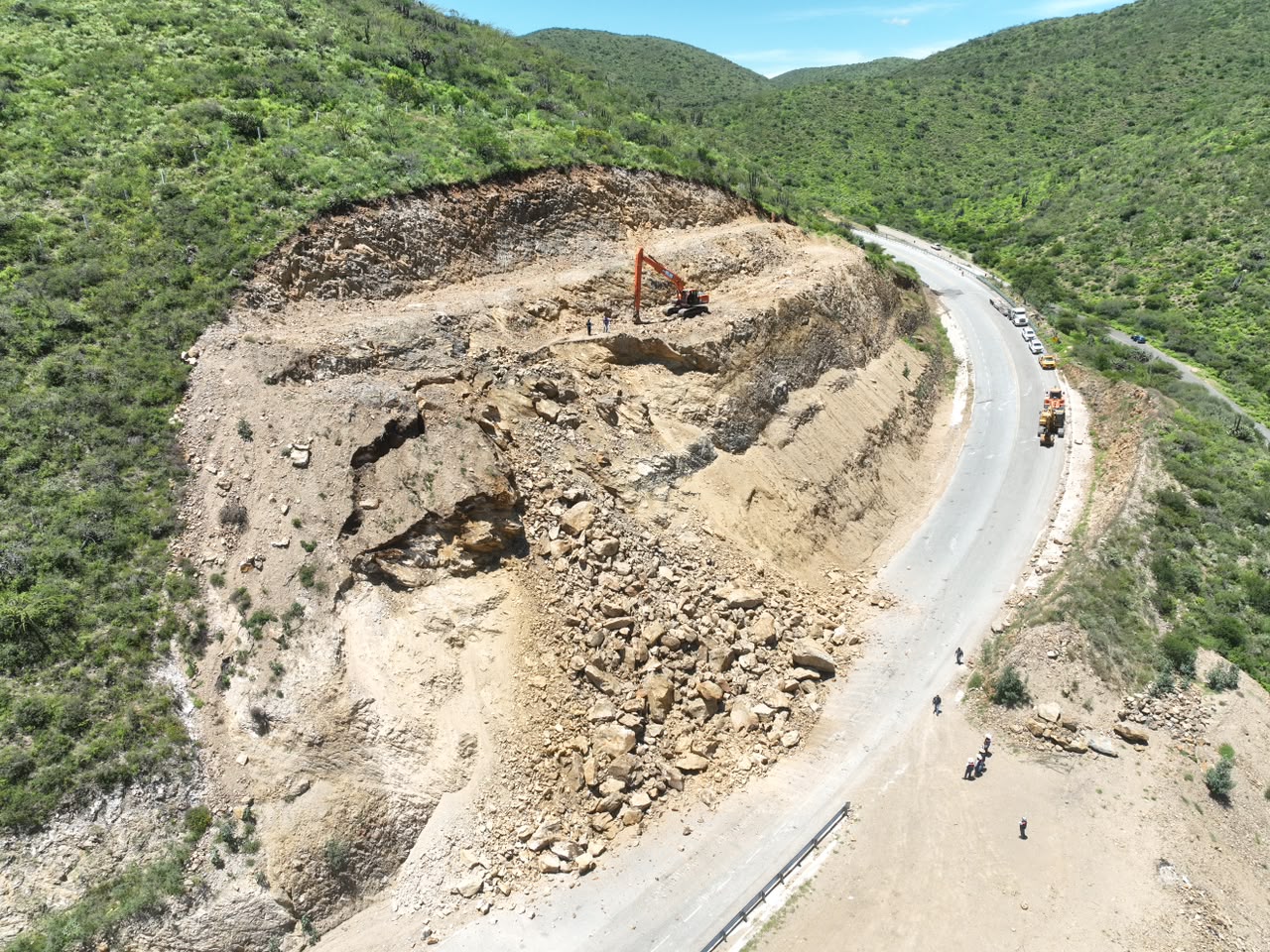 71_273_51994_358929551_FOTO3_BOLETIN_CEI_24_2026_Titular_de_la_CEI_supervisa_retiro_de_derrumbe_en_la_Carretera_Estatal_100