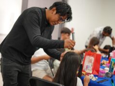 En Corregidora, papás aprenden a peinar a sus hijas mientras fortalecen el vínculo familiar