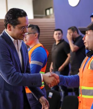 Recibe Corregidora la escoba de platino y anuncian instalación de papeleras inteligentes