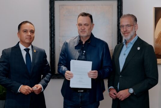 Firma Mauricio Kuri declaratoria de Área Natural Protegida al Parque Los Alcanfores