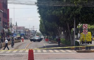 Artesanos de Paula Porfirio bloquean avenida Zaragoza