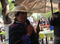 Se enfrentan comerciantes y ambulantes durante rueda de prensa