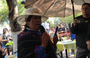 Se enfrentan comerciantes y ambulantes durante rueda de prensa