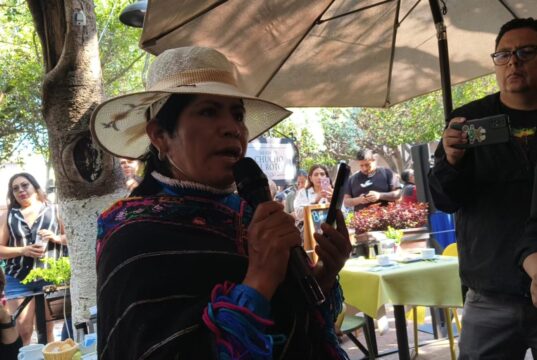 Se enfrentan comerciantes y ambulantes durante rueda de prensa