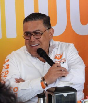 Afirma Armando Rivera que espectaculares con su imagen son de un “paquete publicitario”