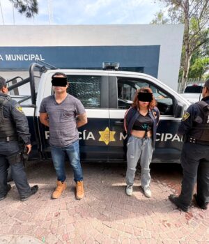 Detienen a dos personas por robo a transeúnte en Colinas de Santa Rosa