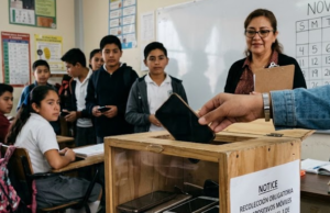 Desconexión en las aulas: a partir del 3 de noviembre quedará prohibido el uso de celulares en escuelas de educación básica