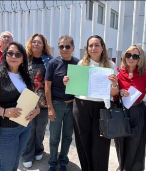 Vecinos llevan a SICT reclamo por horas perdidas en la carretera 57