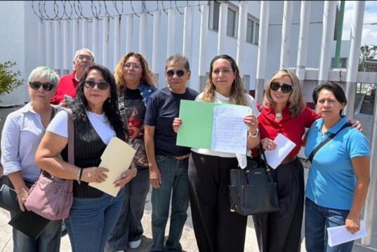 Vecinos llevan a SICT reclamo por horas perdidas en la carretera 57