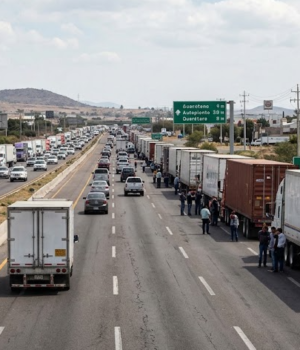 Paro nacional de transportistas impacta accesos a Querétaro con concentraciones en tres tramos federales clave